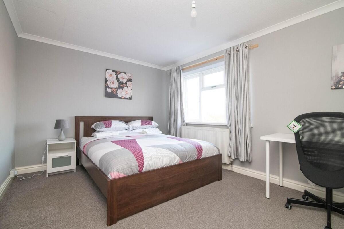 Spacious Two Bed House With Parking And Garden Dudley Exterior foto