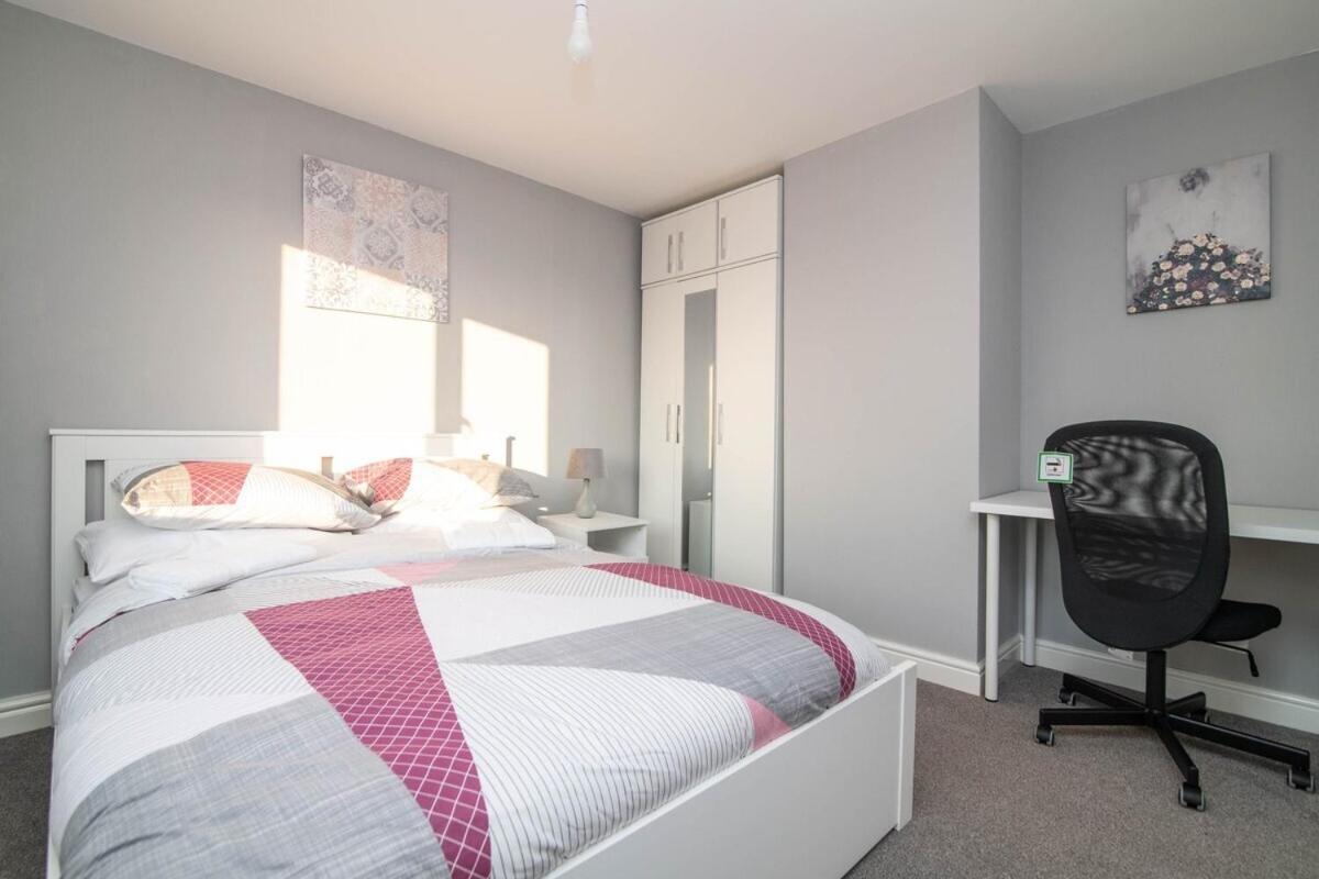 Spacious Two Bed House With Parking And Garden Dudley Exterior foto
