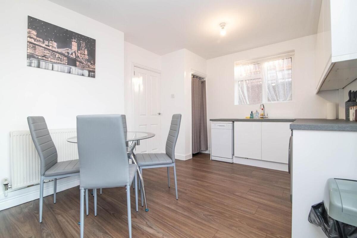 Spacious Two Bed House With Parking And Garden Dudley Exterior foto
