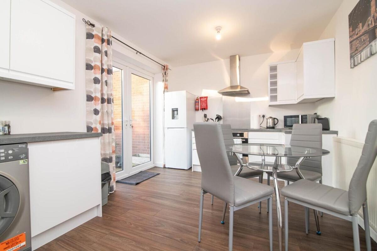 Spacious Two Bed House With Parking And Garden Dudley Exterior foto